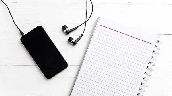 Notepad and cellphone — Stock Photo, Image