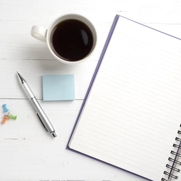 Kladblok en koffie beker — Stockfoto