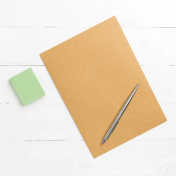Brown paper with sticky note — Stock Photo, Image