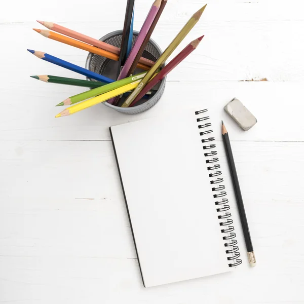 Bloco de notas com lápis de cor — Fotografia de Stock