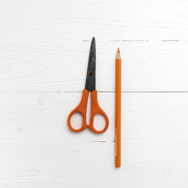 Апельсиновые ножницы и карандаш — стоковое фото