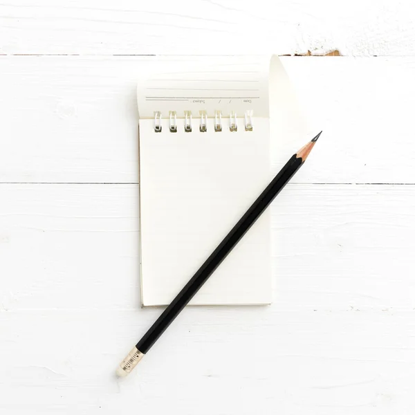 Buruşuk kağıt ve kalem ile not etmek — Stok fotoğraf