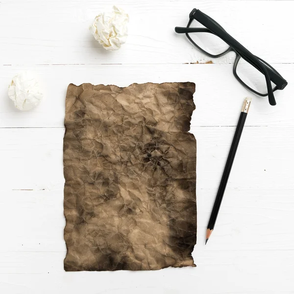 Quemar papel marrón y papel arrugado — Foto de Stock