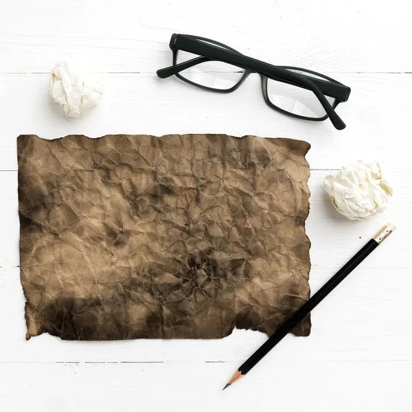 Yanan kahverengi kağıt ve buruşuk kağıt — Stok fotoğraf