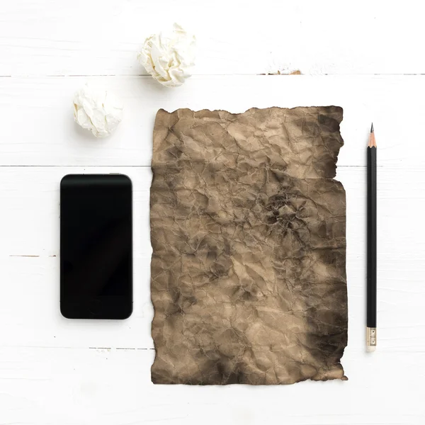 燃烧的牛皮纸和弄皱的纸，用智能手机 — 图库照片
