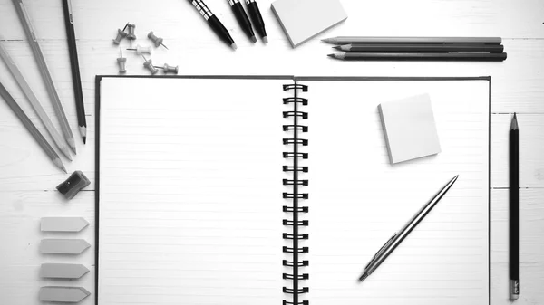 Bloco de notas com material de escritório estilo de cor tom preto e branco — Fotografia de Stock