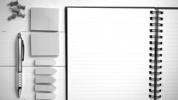 Bloco de notas com material de escritório estilo de cor tom preto e branco — Fotografia de Stock