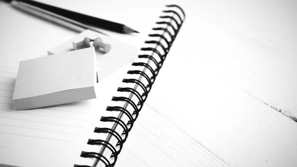 Bloco de notas com material de escritório estilo preto e branco — Fotografia de Stock