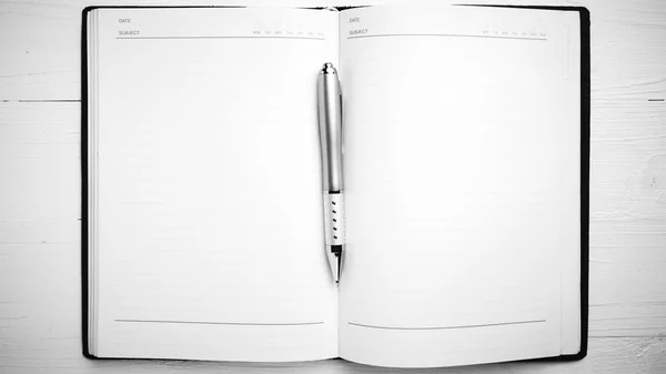 Cuaderno abierto con pluma estilo blanco y negro —  Fotos de Stock