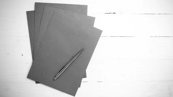 紙ペンの黒と白のカラー スタイル — ストック写真