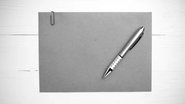 Papel con pluma estilo de color blanco y negro — Foto de Stock