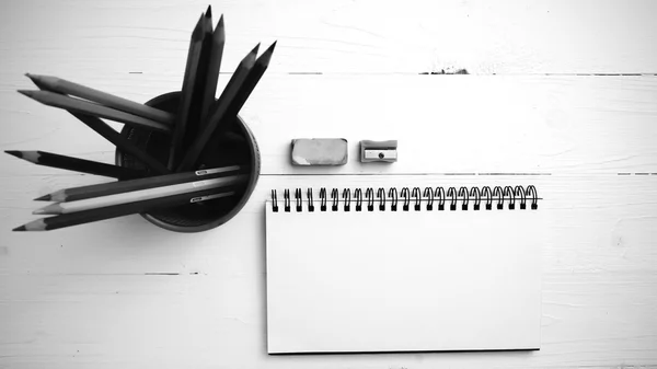 Kladblok met kleur potlood zwart-witte kleurstijl — Stockfoto