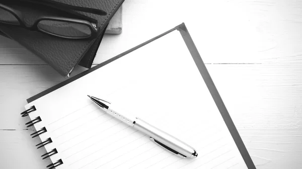 Σημειωματάριο με στοίβα βιβλίο στυλ μαύρο και άσπρο χρώμα τόνο — Φωτογραφία Αρχείου