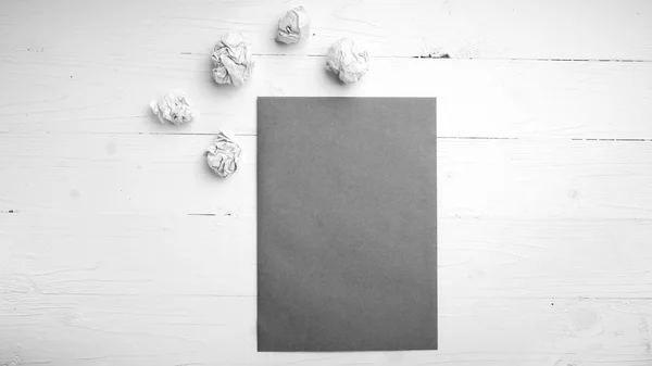 Bruine papieren en verfrommeld zwart-witte Toon kleurstijl — Stockfoto