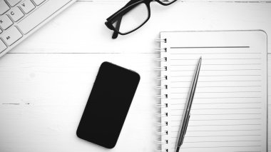 bilgisayar ve akıllı telefon siyah ve beyaz rengi ile not etmek