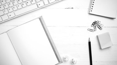 bilgisayar ve notebook ile ofis malzemeleri siyah beyaz sesi