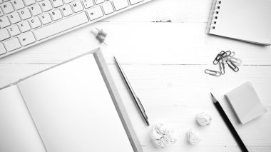 bilgisayar ve notebook ile ofis malzemeleri siyah beyaz sesi