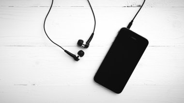 cep telefonu kulaklık siyah ve beyaz renk tonu tarzı ile
