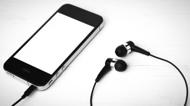 cep telefonu kulaklık siyah ve beyaz renk tonu tarzı ile