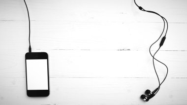 cep telefonu kulaklık siyah ve beyaz renk tonu tarzı ile