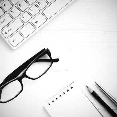 bilgisayar ve siyah ve beyaz kalem stilini ile not etmek