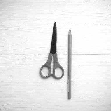 makas ve kalem siyah ve beyaz rengi stili