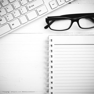 bilgisayar ve not defteri siyah ve beyaz rengi stili