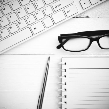 bilgisayar ve not defteri siyah ve beyaz rengi stili