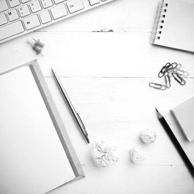 bilgisayar ve notebook ile ofis malzemeleri siyah beyaz sesi