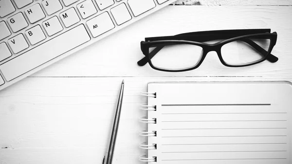 Bilgisayar ve not defteri siyah ve beyaz rengi stili — Stok fotoğraf