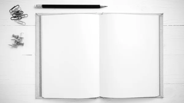 Notebook com material de escritório estilo de cor tom preto e branco — Fotografia de Stock