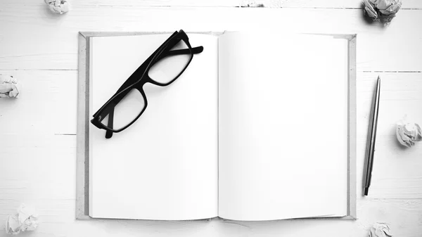 Defter ve buruşuk kağıt siyah ve beyaz rengi stili — Stok fotoğraf