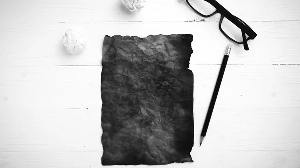 Burning brunt papper och skrynkligt papper svart och vit ton — Stockfoto