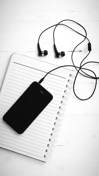 Bloc-notes et téléphone portable noir et blanc style ton de couleur — Photo