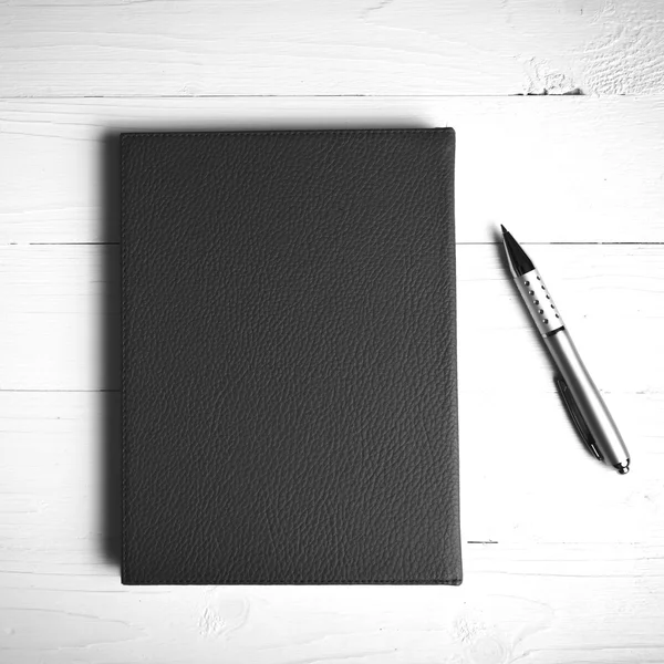 Notebook marrom e caneta estilo vintage — Fotografia de Stock