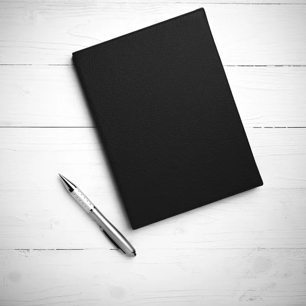 Bruna anteckningsbok och penna svart och vit ton färg stil — Stockfoto