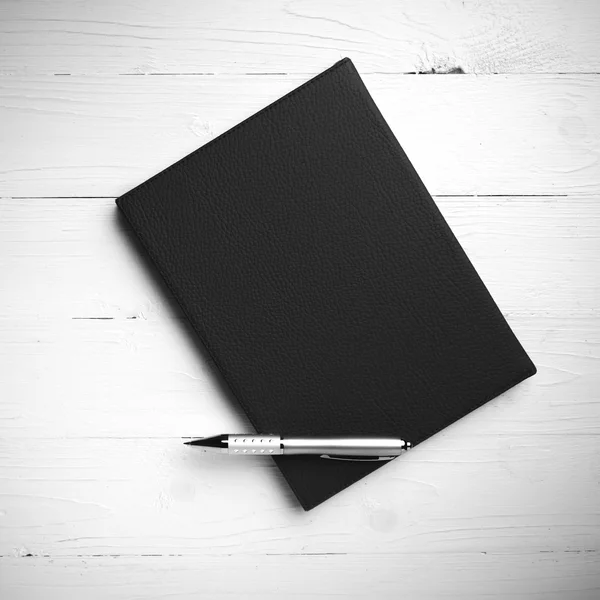 Brown notebook and pen black and white tone color style — Stock Photo, Image