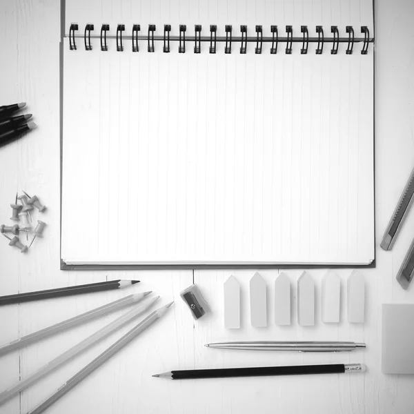 Bloc de notas con suministros de oficina estilo de color de tono blanco y negro —  Fotos de Stock