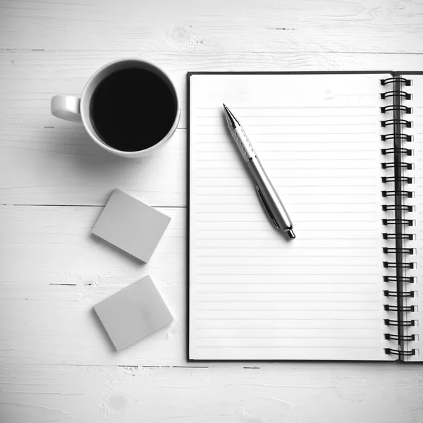 Notepad e xícara de café estilo de cor tom preto e branco — Fotografia de Stock