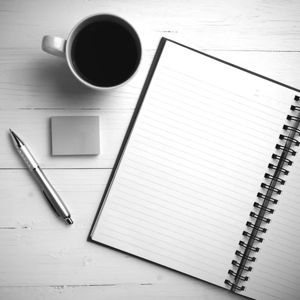 Notepad e xícara de café estilo de cor tom preto e branco — Fotografia de Stock