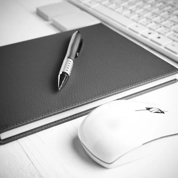 bilgisayar ve kahverengi defter ile ofis malzemeleri siyah ve beyaz