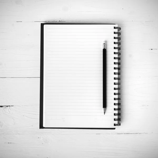 Bloco de notas com caneta estilo preto e branco — Fotografia de Stock