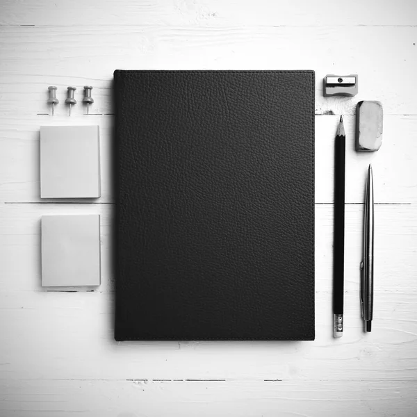 棕色笔记本与办公用品黑色和白色的风格 — 图库照片