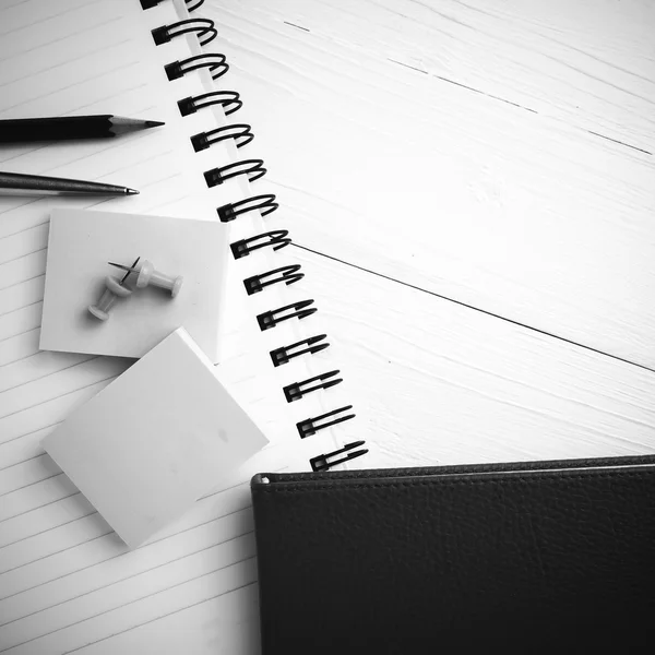 Cuaderno marrón con suministros de oficina estilo blanco y negro — Foto de Stock