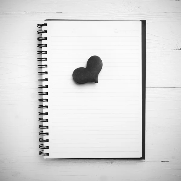 Not defteri siyah beyaz stil üzerinde kırmızı kalp — Stok fotoğraf