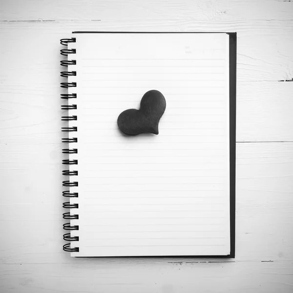 Cuore rosso su blocco note in stile bianco e nero — Foto Stock