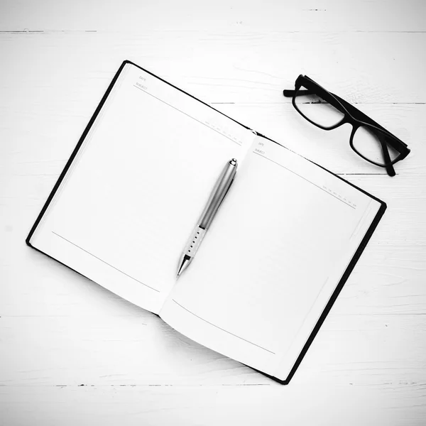 Cuaderno abierto con pluma estilo blanco y negro — Foto de Stock