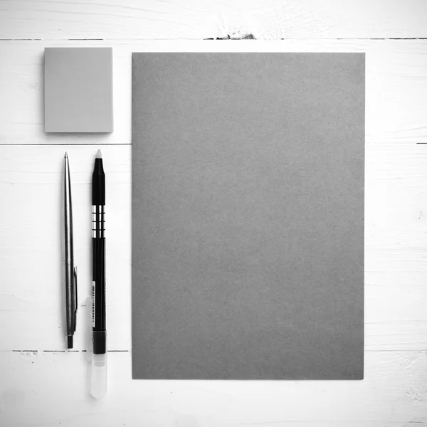 Бумага с липкой нотой черно-белый стиль цвета — стоковое фото