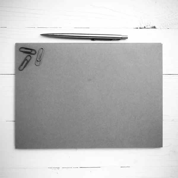 Papier met pen zwart-witte kleurstijl — Stockfoto