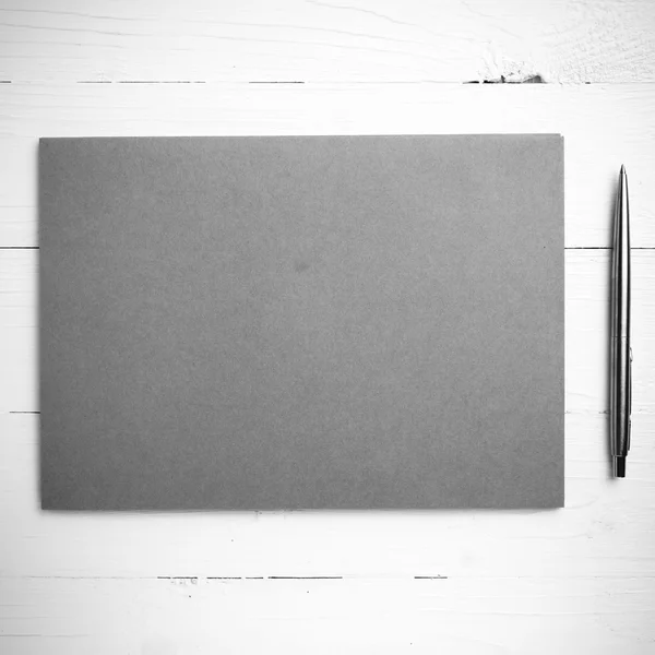 Папір з ручкою чорно-білого кольору — стокове фото
